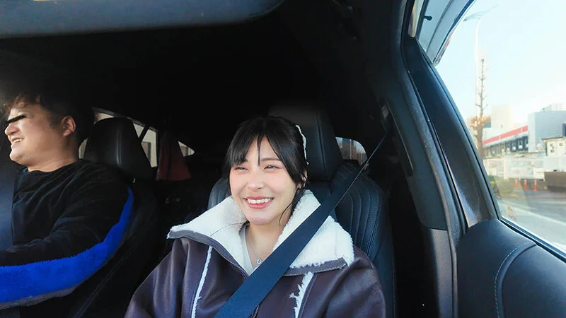 DANDYA-035 美人CA:ブラウンのレザージャケット私服姿で移動中の車の助手席に座り笑顔を向けるシーン
