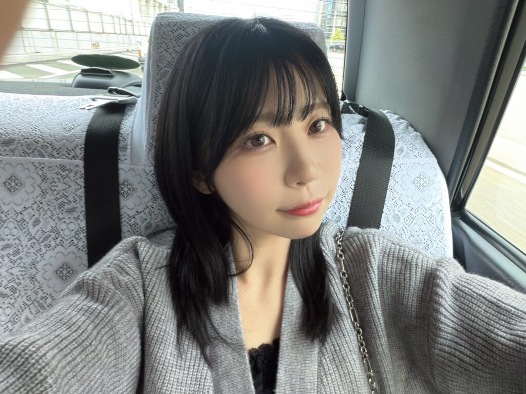 葵いぶきがタクシーでの移動中の自撮り