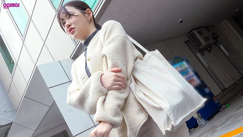 HAWA-381 れな：白いふわふわコートを着てトートバッグを持ち外出するシングルマザーの街撮りシーン