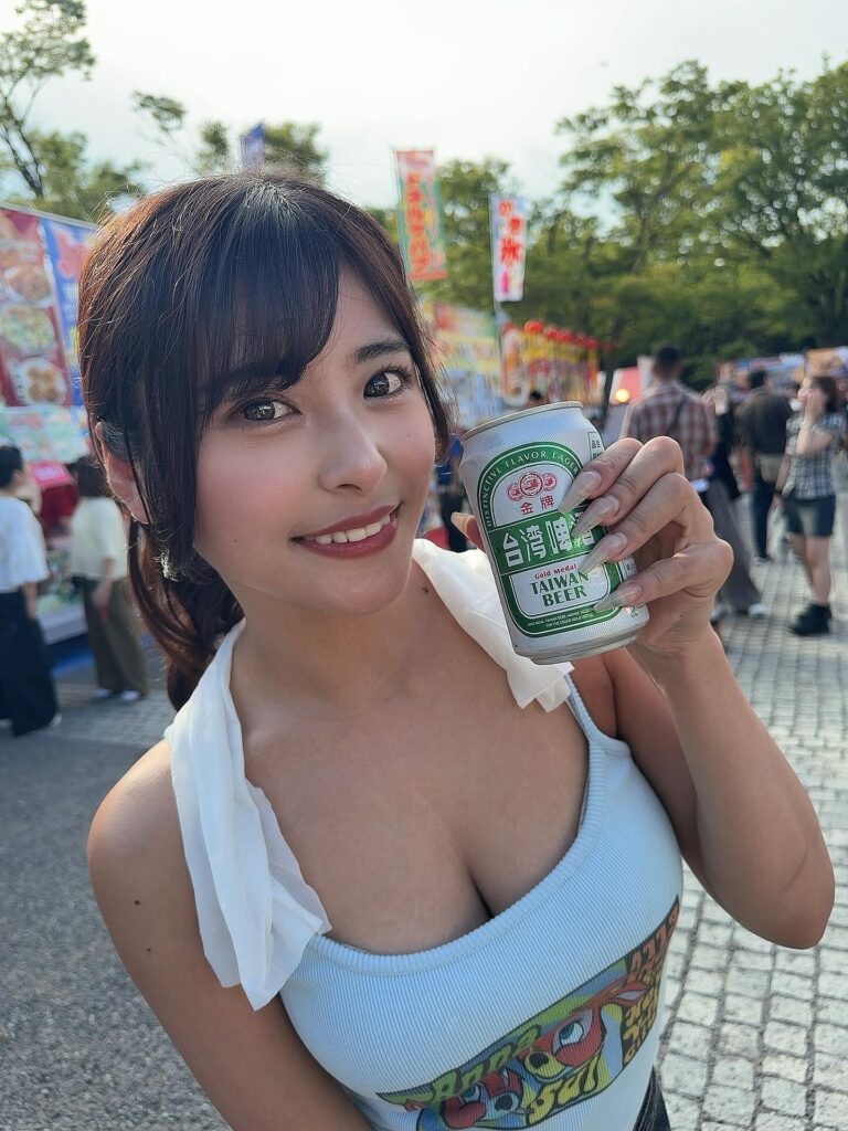 似鳥台湾でビールを片手にポーズ