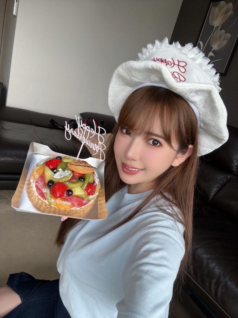 X@hatano_yui引用
バーステーケーキを持つ波多野結衣