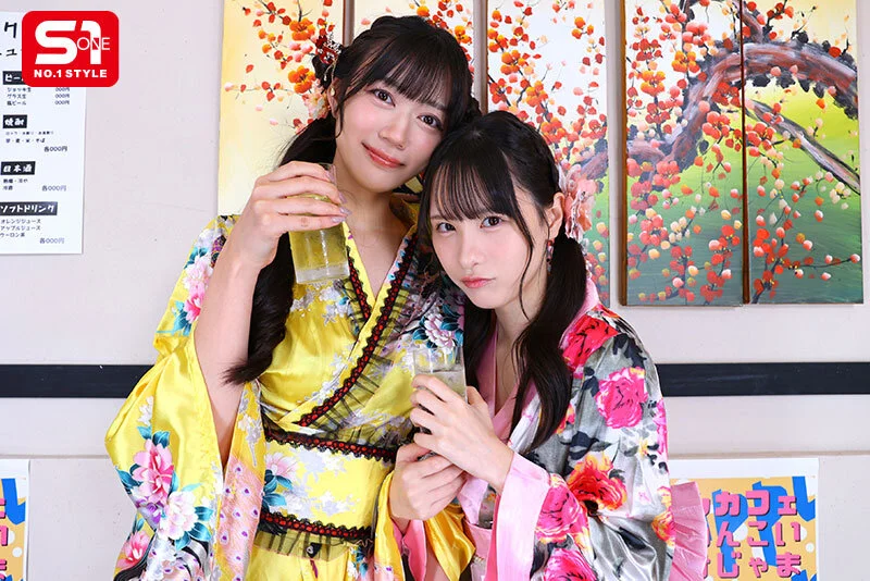 SIVR-479 明日葉みつはと村上悠華が浴衣を着てドリンクを手に微笑むコンカフェ風シーン