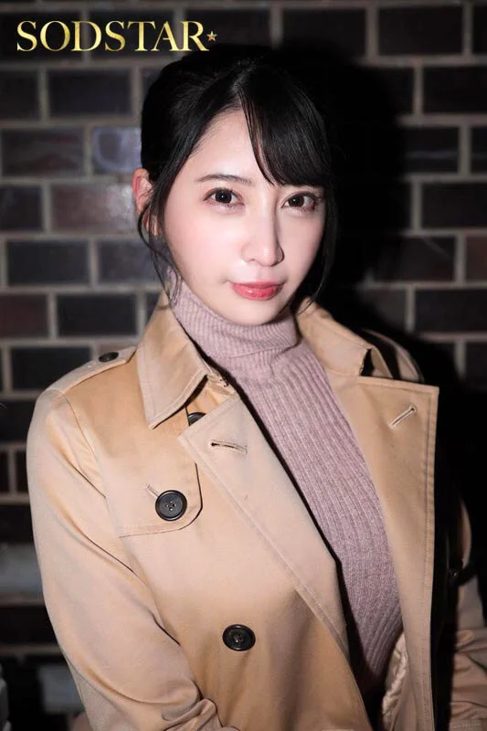 START-589 夏目響:トレンチコートとピンクのリブニットを着用し夜の街でレンガ壁を背景にしたポートレートショット