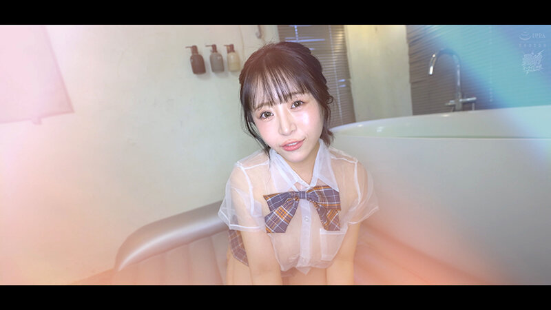 HASH-001 深月めいが濡れた透け制服とチェックスカート姿で浴室にしゃがむシーン