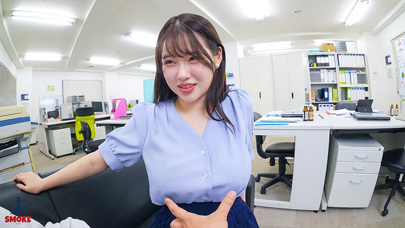 SMOK-041 丸撮レアが青いシャツ姿でオフィスの椅子に座りピースする巨乳OLのPOV視点シーン